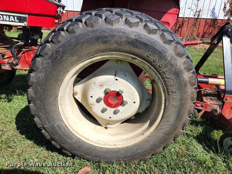 image for item MK9273 International Harvester 284  tractor