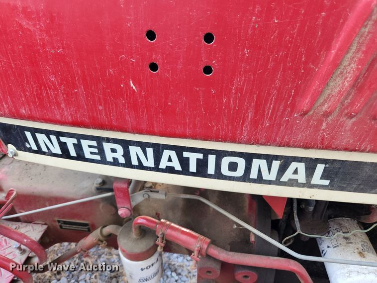 image for item MK9273 International Harvester 284  tractor