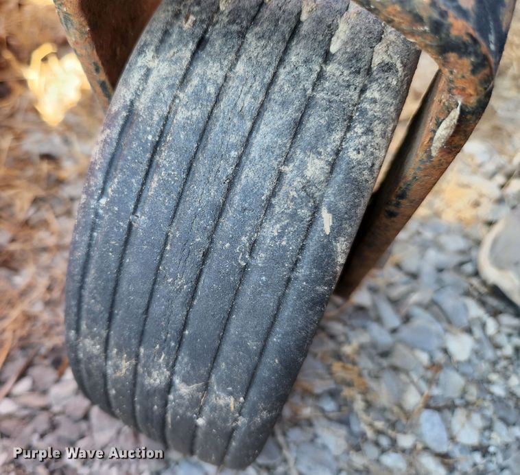 image for item MK9273 International Harvester 284  tractor