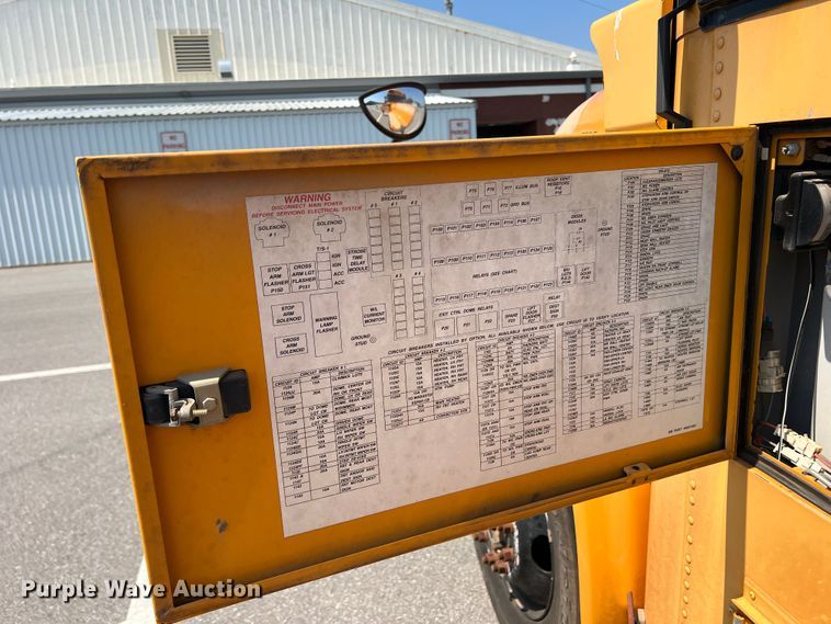 image for item MQ9807 2001 International 3800  school bus