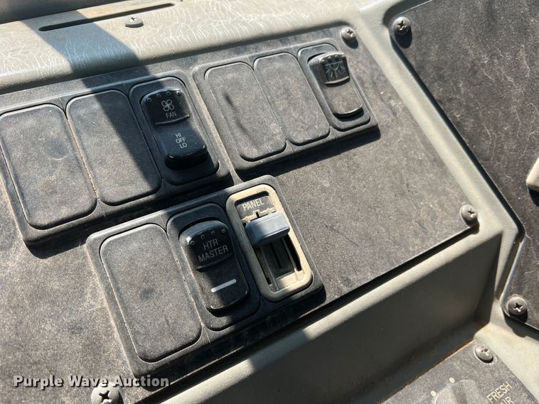 image for item MQ9807 2001 International 3800  school bus