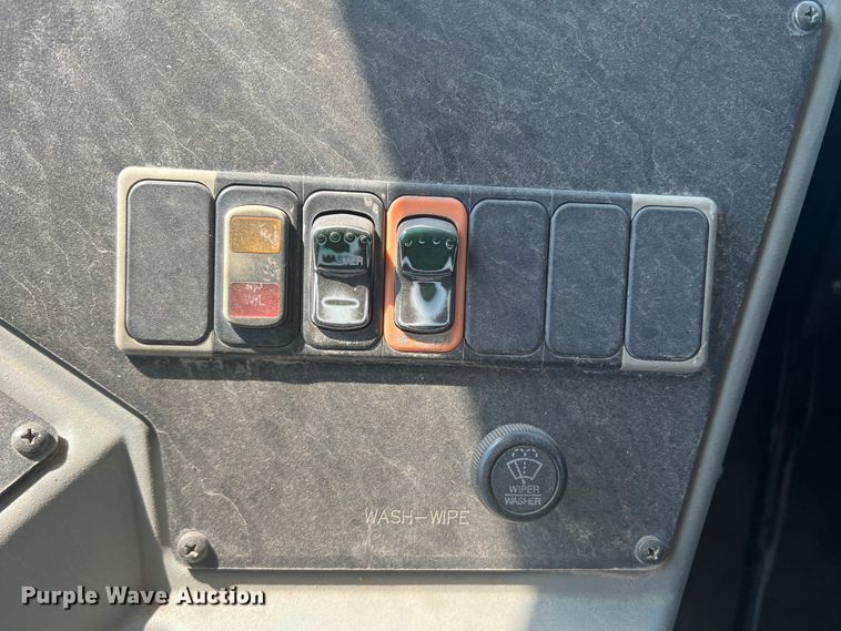 image for item MQ9807 2001 International 3800  school bus