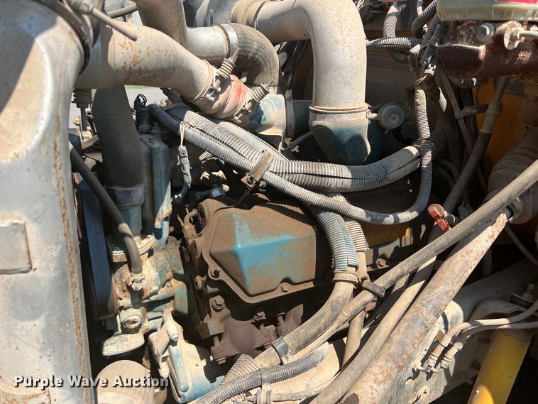 image for item MQ9807 2001 International 3800  school bus