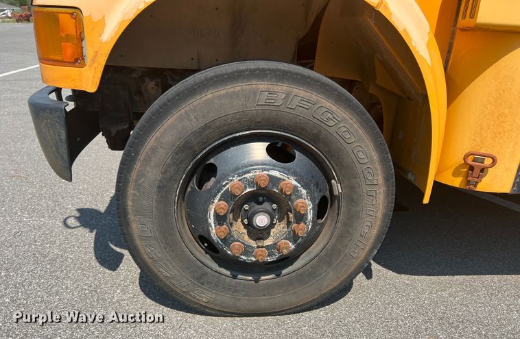 image for item MQ9807 2001 International 3800  school bus