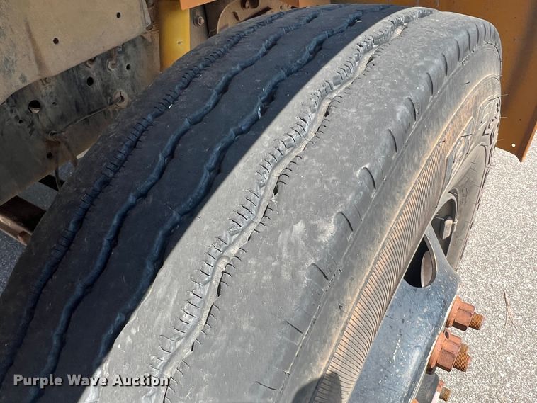 image for item MQ9807 2001 International 3800  school bus