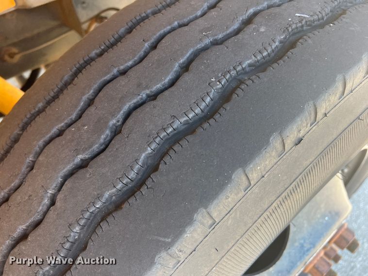 image for item MQ9807 2001 International 3800  school bus