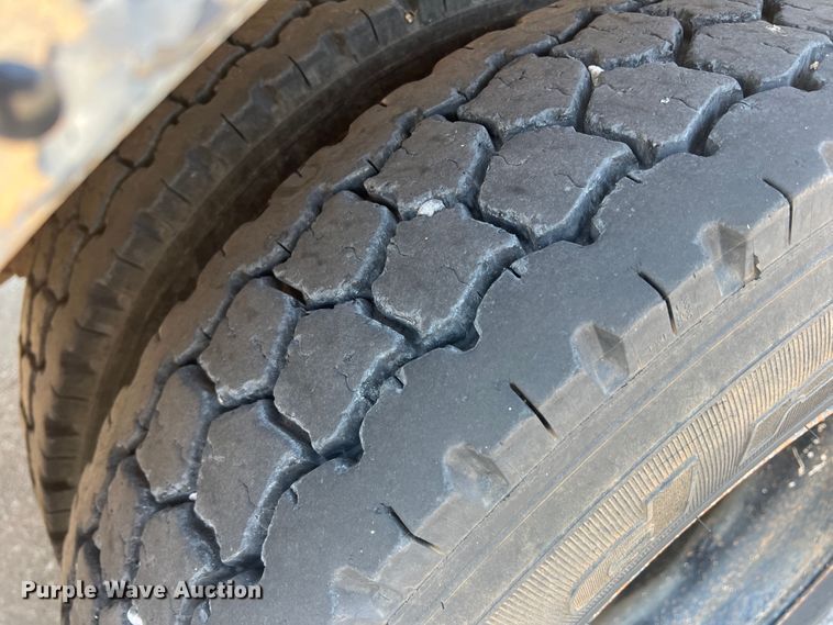 image for item MQ9807 2001 International 3800  school bus