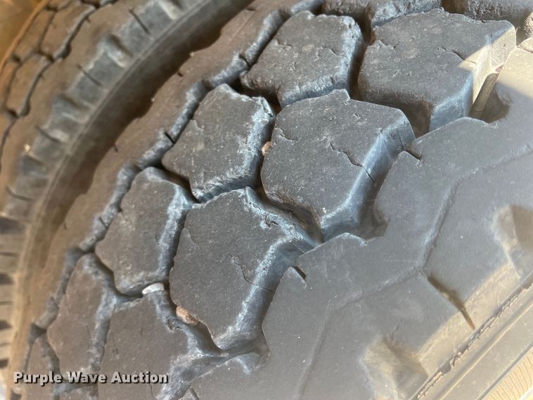 image for item MQ9807 2001 International 3800  school bus