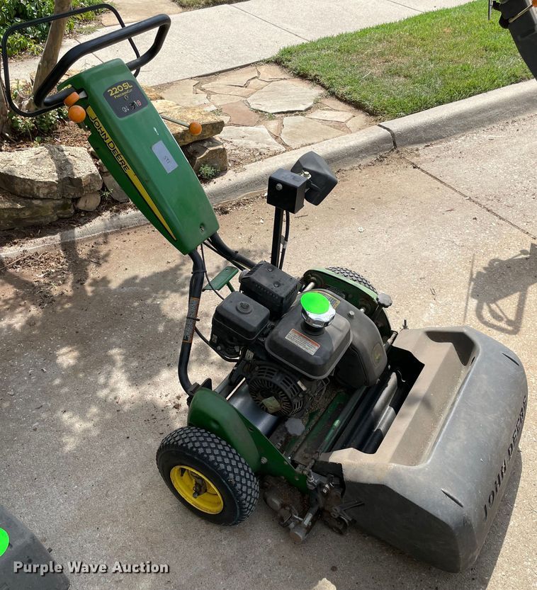 image for item MR9301 John Deere 220SL  greens mower