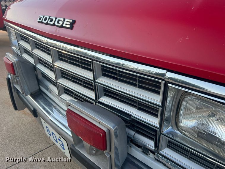 image for item MR9886 1991 Dodge Ram Wagon B350  rescue vehicle