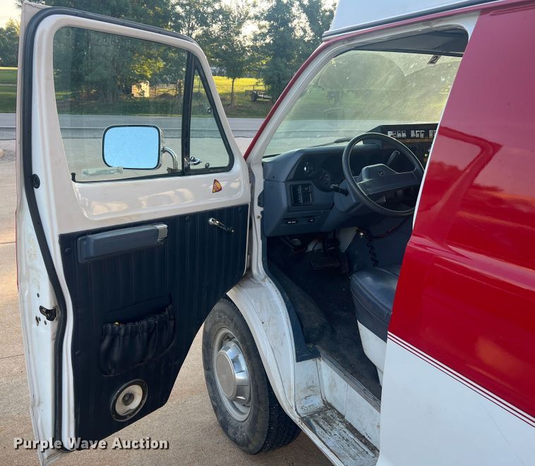 image for item MR9886 1991 Dodge Ram Wagon B350  rescue vehicle