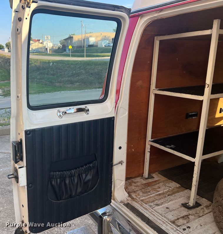 image for item MR9886 1991 Dodge Ram Wagon B350  rescue vehicle