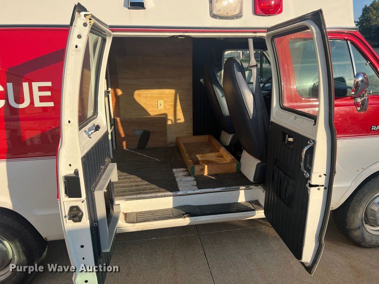 image for item MR9886 1991 Dodge Ram Wagon B350  rescue vehicle