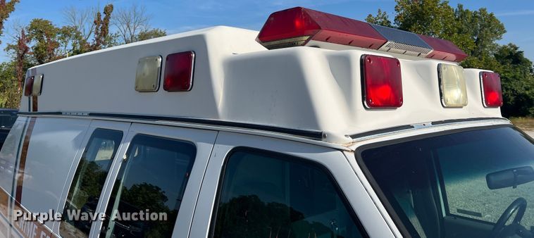 image for item MR9889 1997 Ford E350 Super Duty  ambulance
