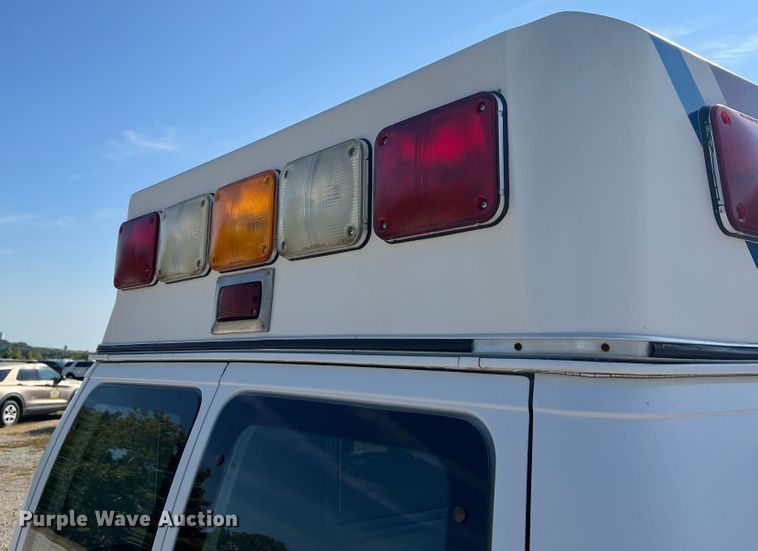 image for item MR9889 1997 Ford E350 Super Duty  ambulance