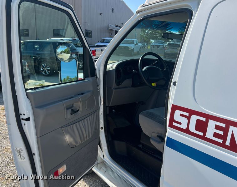 image for item MR9889 1997 Ford E350 Super Duty  ambulance