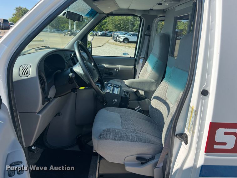 image for item MR9889 1997 Ford E350 Super Duty  ambulance