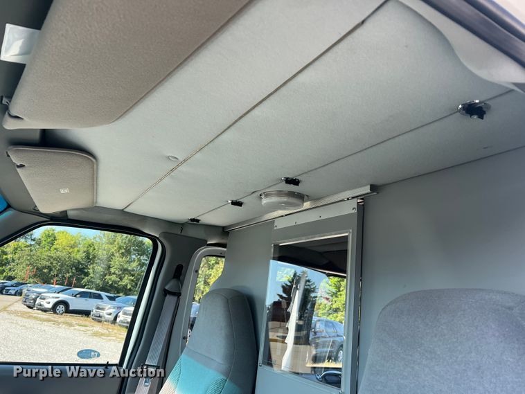 image for item MR9889 1997 Ford E350 Super Duty  ambulance