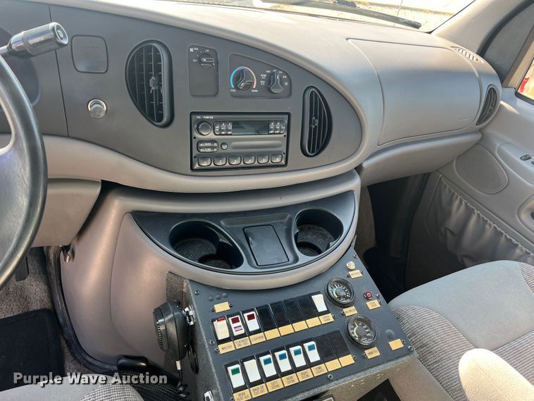 image for item MR9889 1997 Ford E350 Super Duty  ambulance