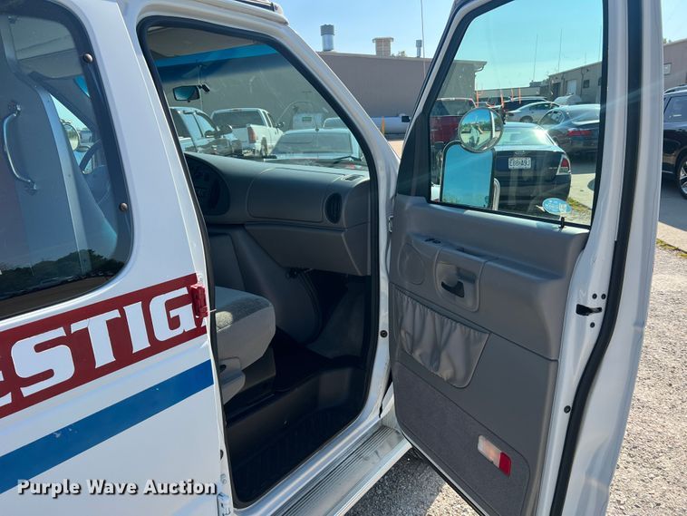 image for item MR9889 1997 Ford E350 Super Duty  ambulance