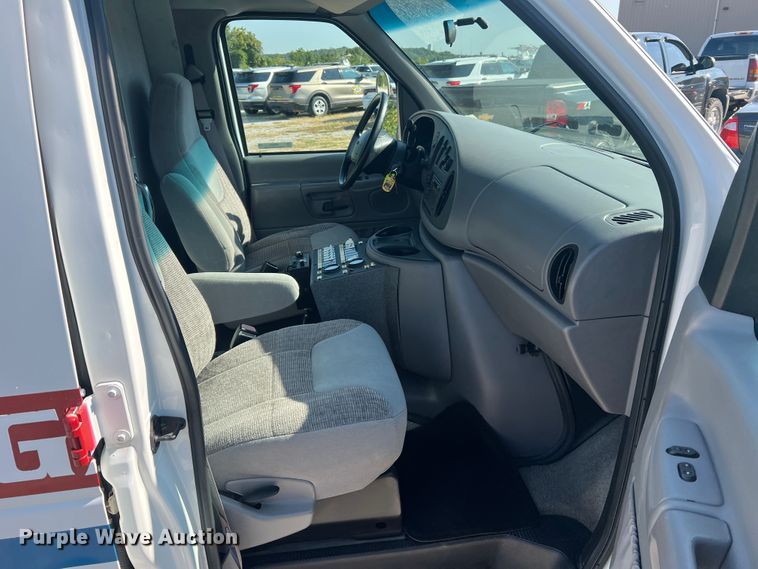 image for item MR9889 1997 Ford E350 Super Duty  ambulance