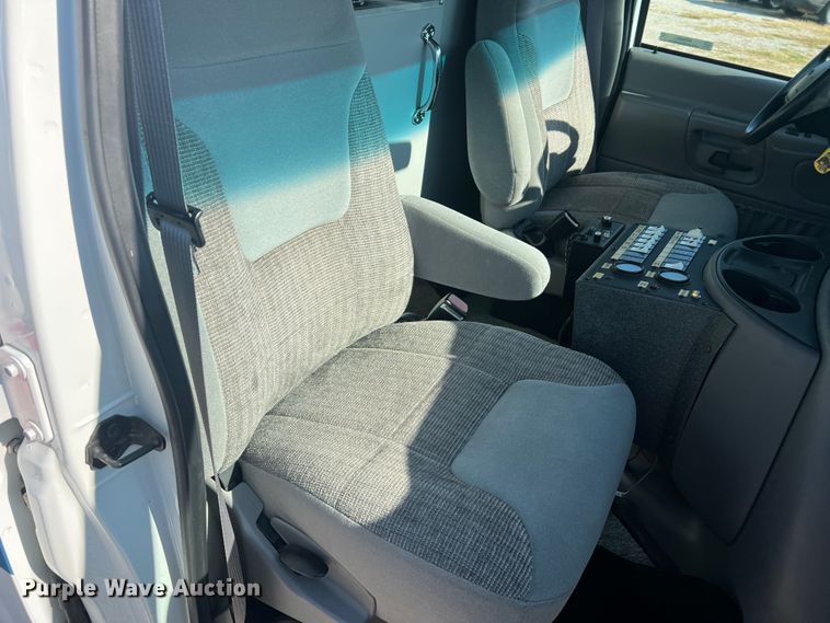 image for item MR9889 1997 Ford E350 Super Duty  ambulance