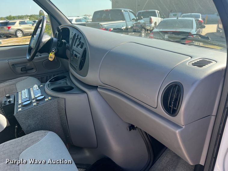 image for item MR9889 1997 Ford E350 Super Duty  ambulance