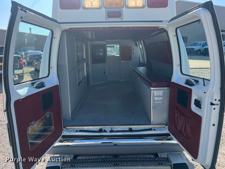image for item MR9889 1997 Ford E350 Super Duty  ambulance