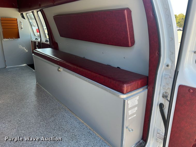 image for item MR9889 1997 Ford E350 Super Duty  ambulance