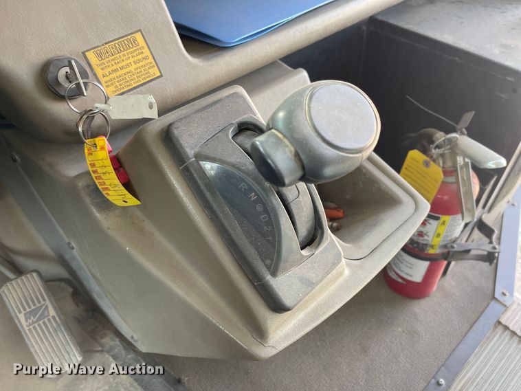 image for item MU9257 2004 Freightliner FS65  school bus