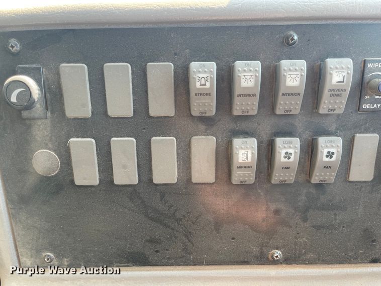 image for item MU9257 2004 Freightliner FS65  school bus