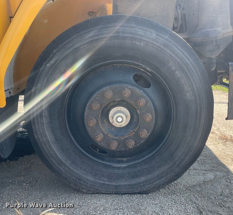 image for item MU9257 2004 Freightliner FS65  school bus