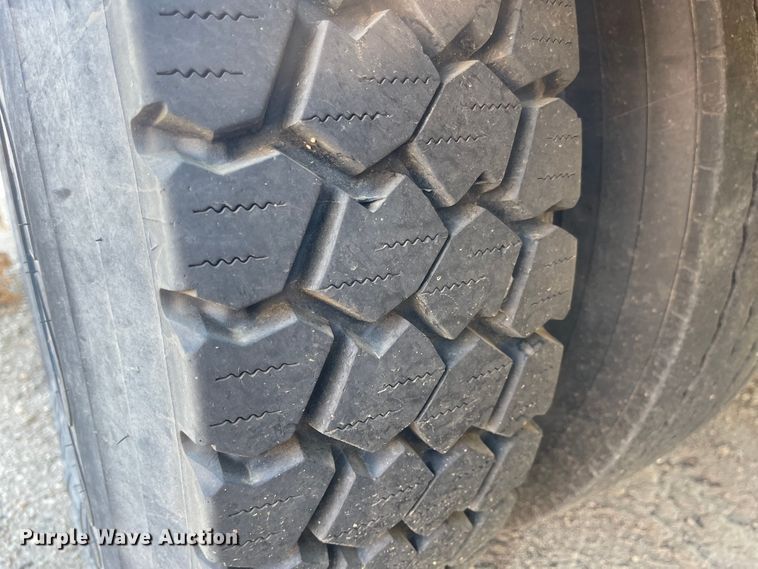 image for item MU9257 2004 Freightliner FS65  school bus