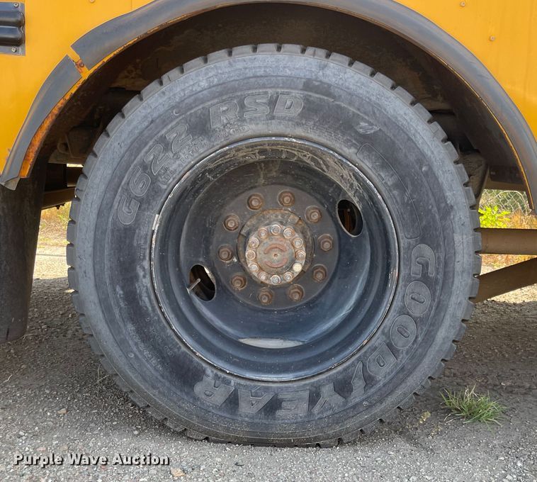 image for item MU9257 2004 Freightliner FS65  school bus