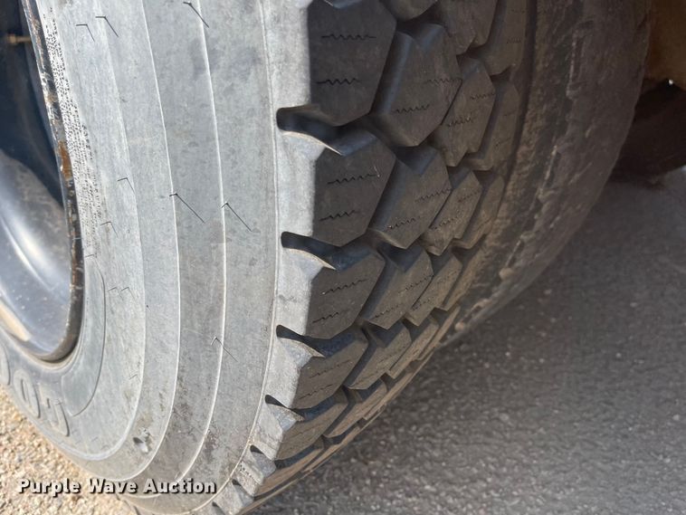 image for item MU9257 2004 Freightliner FS65  school bus