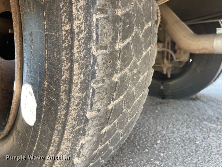 image for item MU9257 2004 Freightliner FS65  school bus