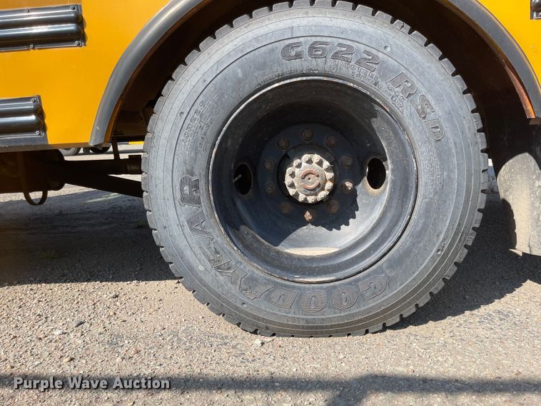 image for item MU9257 2004 Freightliner FS65  school bus