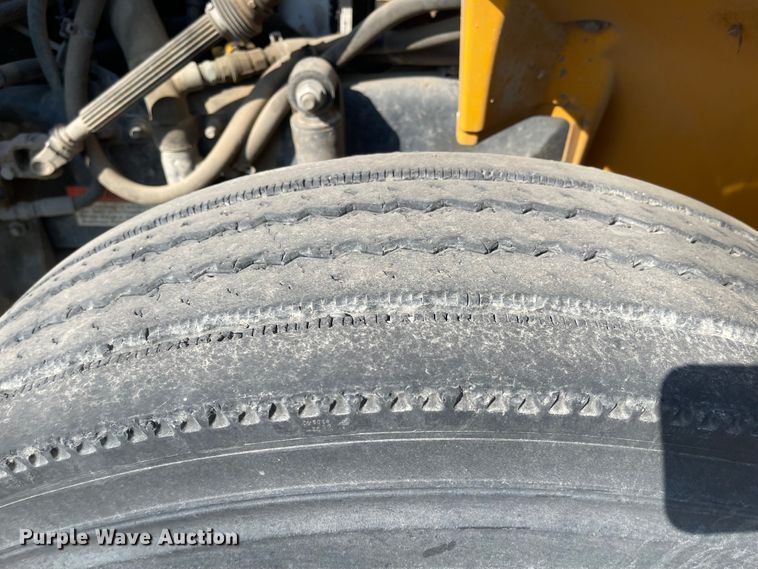 image for item MU9257 2004 Freightliner FS65  school bus