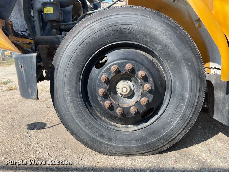 image for item MU9257 2004 Freightliner FS65  school bus