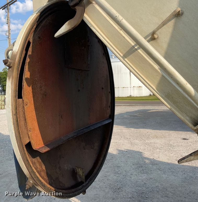 image for item MU9261 2003 Sterling L7500  sewer jetter truck