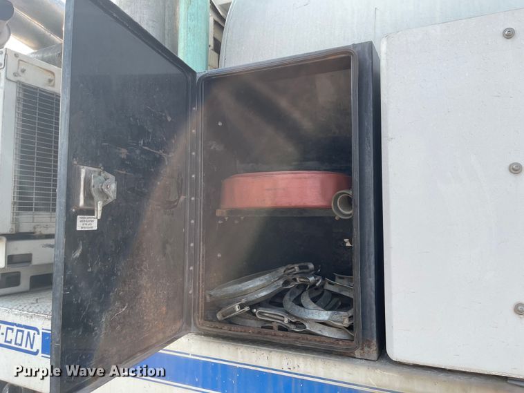 image for item MU9261 2003 Sterling L7500  sewer jetter truck