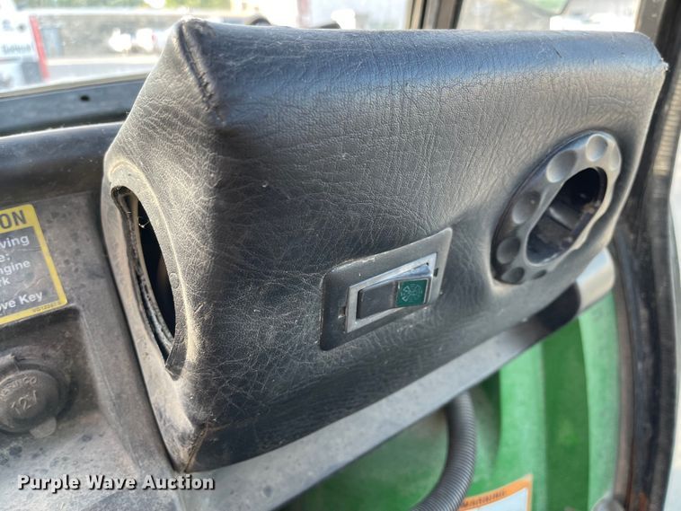 image for item MU9267 2006 John Deere HPX Gator  utility vehicle