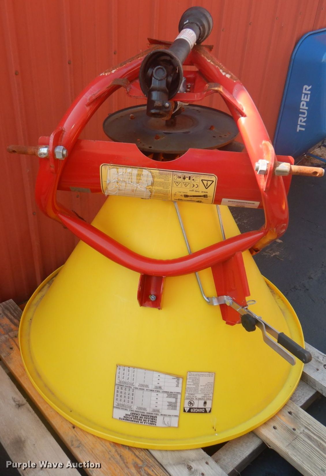 King Kutter 400 spreader in Plattsburg, MO Item MU9750 sold Purple Wave