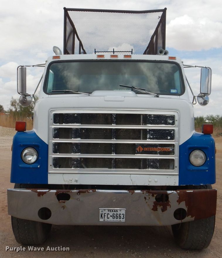 image for item DJ8982 1987 International S2200  manure spreader truck