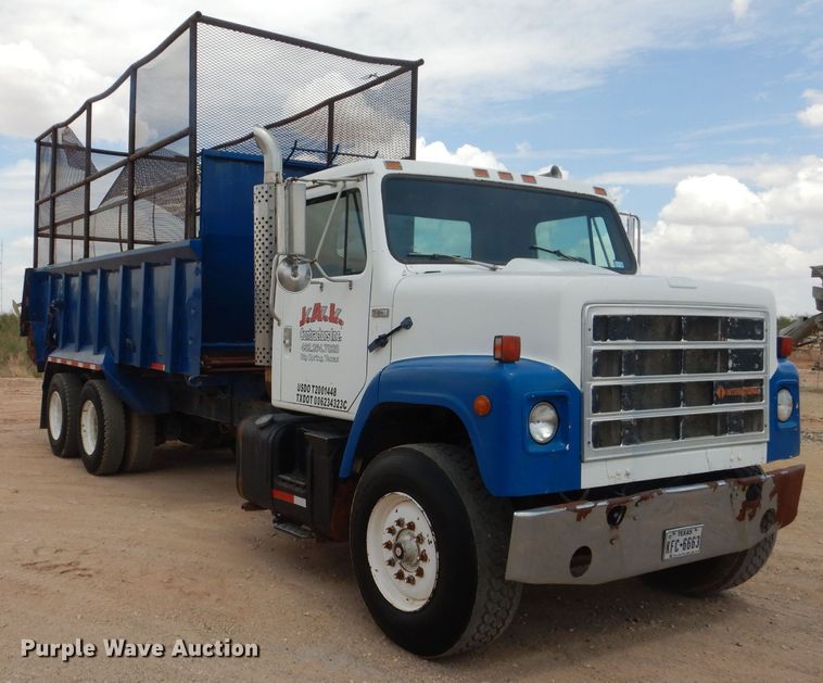 image for item DJ8982 1987 International S2200  manure spreader truck