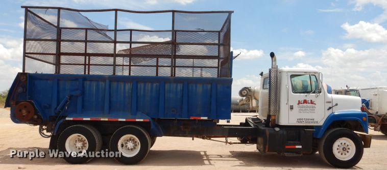 image for item DJ8982 1987 International S2200  manure spreader truck