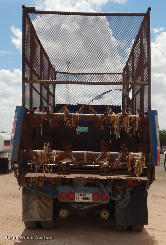 image for item DJ8982 1987 International S2200  manure spreader truck