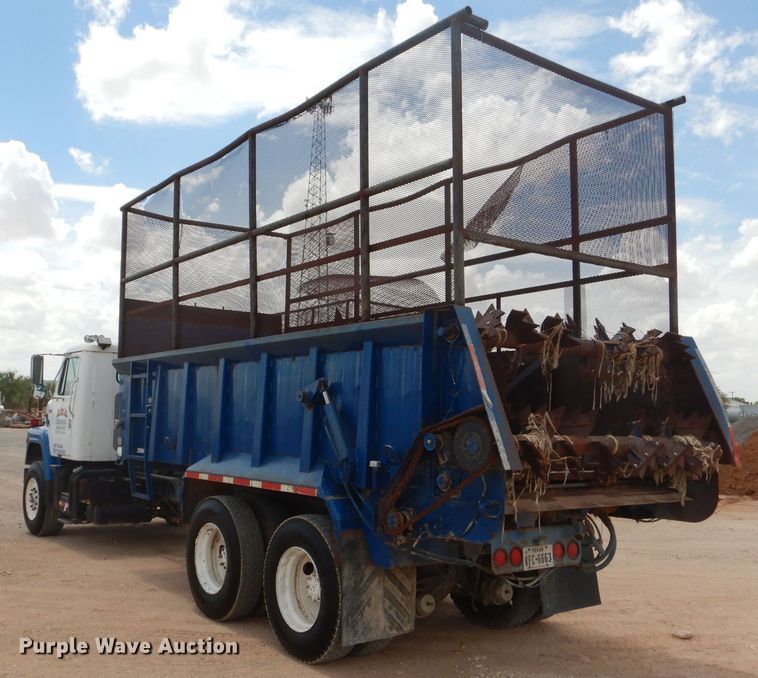 image for item DJ8982 1987 International S2200  manure spreader truck