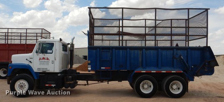 image for item DJ8982 1987 International S2200  manure spreader truck