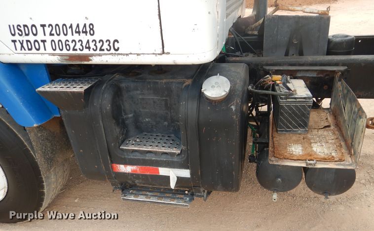 image for item DJ8982 1987 International S2200  manure spreader truck